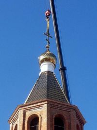 Установка креста и купола на колокольню
